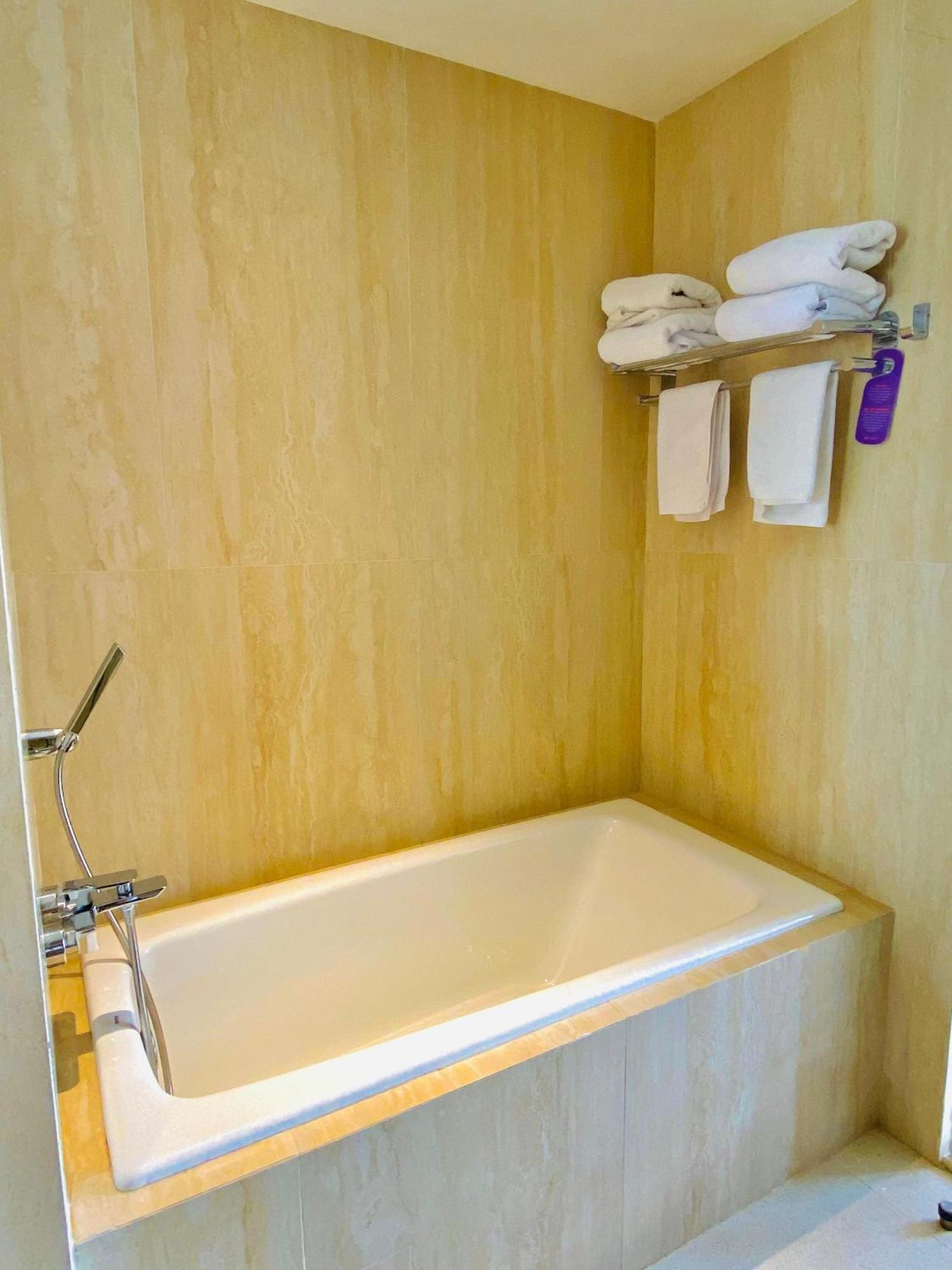 Fox Hotel Jayapura Kültér fotó